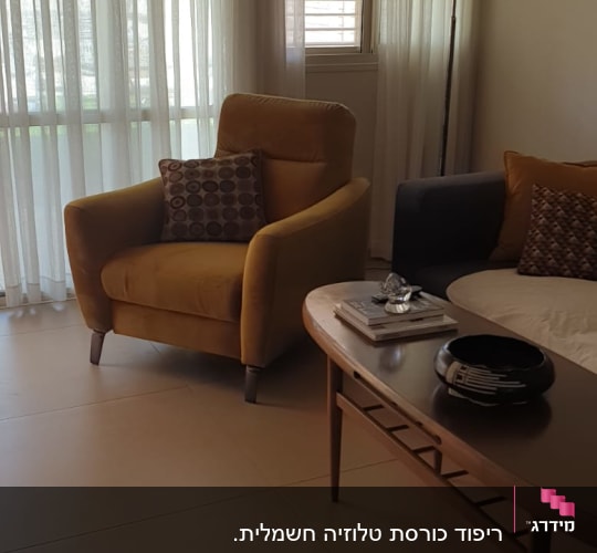 כורסה צהובה עם כרית דקורטיבית על מושב